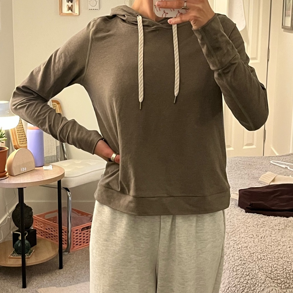 Green Vuori lightweight hoodie/long sleeve top